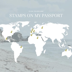 Puede incluir: Un mapa del mundo con chinchetas doradas que marcan destinos de viaje. El texto "STAMPS ON MY PASSPORT" se muestra encima del mapa. El fondo presenta una escena de playa con un cielo nublado.
