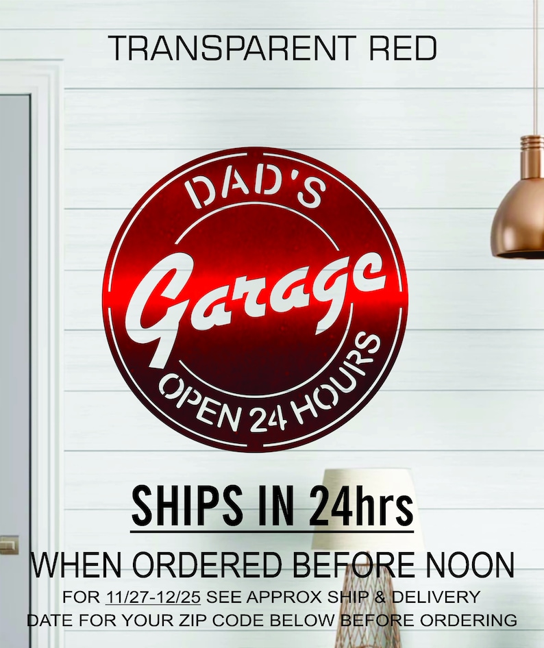 Pode incluir: Um sinal de metal vermelho com o texto "DAD'S Garage OPEN 24 HOURS" em letras brancas. O sinal &eacute; circular e tem um aspecto desgastado. O texto "SHIPS IN 24hrs WHEN ORDERED BEFORE NOON FOR 11/27-12/25 SEE APPROX SHIP & DELIVERY DATE FOR YOUR ZIP CODE BELOW BEFORE ORDERING" est&aacute; impresso abaixo do sinal.