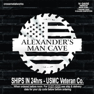 Op de afbeelding: Een metalen bord met de tekst "ALEXANDER'S MAN CAVE" in een wit, zaagblad-vormig ontwerp. Het ontwerp bevat de Amerikaanse vlag. Het bord is gemaakt van 14-gauge Amerikaans staal, dikker dan 16-gauge competitie.