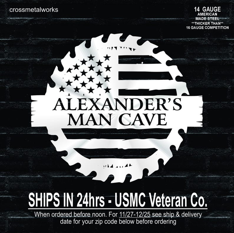 Op de afbeelding: Een metalen bord met de tekst "ALEXANDER'S MAN CAVE" in een wit, zaagblad-vormig ontwerp. Het ontwerp bevat de Amerikaanse vlag. Het bord is gemaakt van 14-gauge Amerikaans staal, dikker dan 16-gauge competitie.