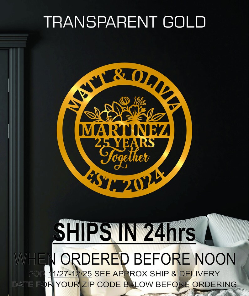 K&ouml;nnte beinhalten: Goldfarbene Metall-Wandkunst mit den Schriftz&uuml;gen "MATT & OLIVIA" und "MARTINEZ 25 YEARS Together EST. 2024". Das Design umfasst florale Elemente in einem kreisf&ouml;rmigen Rahmen, ideal als Hochzeits- oder Jubil&auml;umsgeschenk.