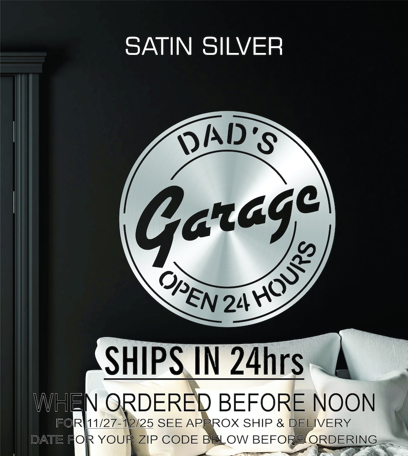 Pode incluir: Uma placa de metal prateada com o texto "DAD'S Garage OPEN 24 HOURS" em um design circular. A placa tem um acabamento de metal escovado e &eacute; perfeita para uma garagem ou oficina.
