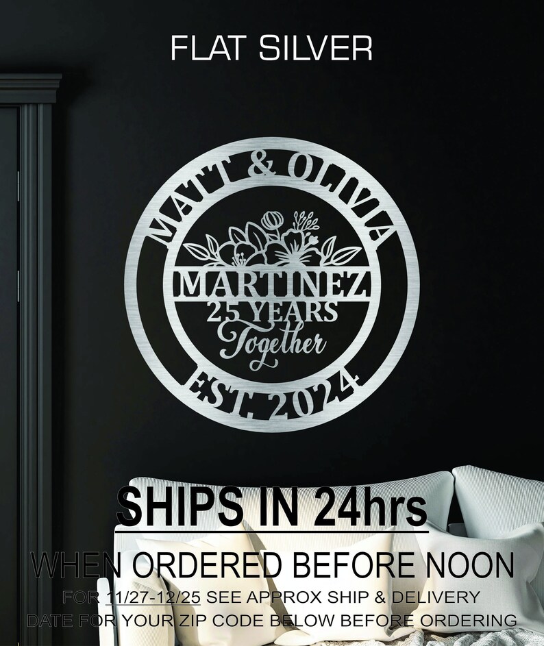 K&ouml;nnte beinhalten: Flache silberne Metall-Wandkunst mit den Namen "Matt & Olivia" und "Martinez 25 Years Together EST 2024". Das kreisf&ouml;rmige Design hat florale Akzente und ist an einer schwarzen Wand befestigt.