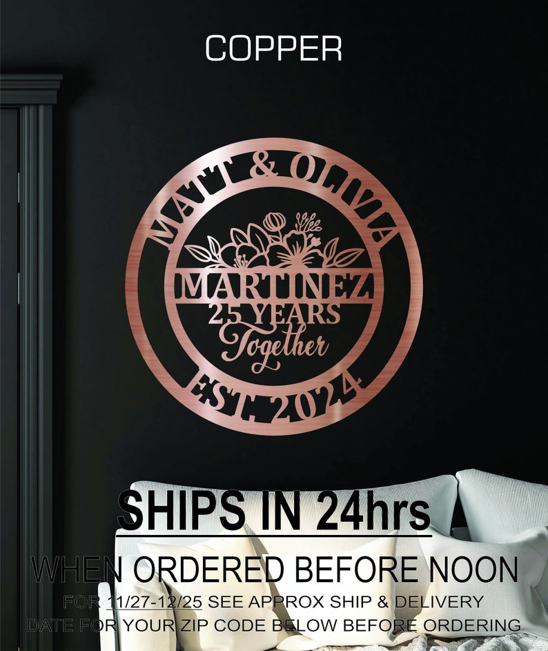 K&ouml;nnte beinhalten: Kupferfarbene Metall-Wanddekoration mit dem Text "MATT & OLIVIA MARTINEZ 25 YEARS Together EST 2024". Das kreisf&ouml;rmige Design hat florale Akzente und ist vor einem schwarzen Hintergrund platziert. Das Wort "COPPER" steht oben.