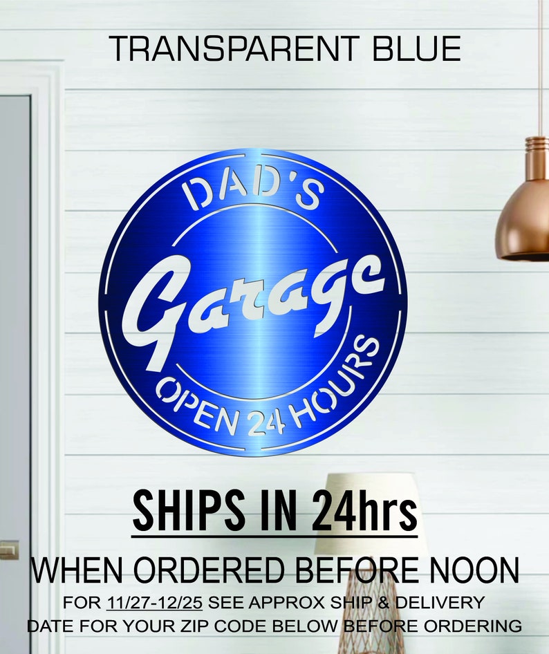 Pode incluir: Uma placa de metal azul com o texto "DAD'S Garage OPEN 24 HOURS" em letras brancas. A placa tem uma superf&iacute;cie brilhante e reflexiva. O texto "SHIPS IN 24hrs" est&aacute; escrito em preto abaixo da placa. O texto "WHEN ORDERED BEFORE NOON FOR 11/27-12/25 SEE APPROX SHIP & DELIVERY DATE FOR YOUR ZIP CODE BELOW BEFORE ORDERING" est&aacute; escrito em preto abaixo da placa.