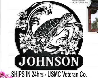 Könnte beinhalten: Schwarze Metall-Wandkunst mit einer Meeresschildkröte, die durch Wellen und Blumen schwimmt. Der Name "JOHNSON" ist darunter zu sehen. Der Text "14 GAUGE AMERICAN MADE STEEL" ist ebenfalls sichtbar.