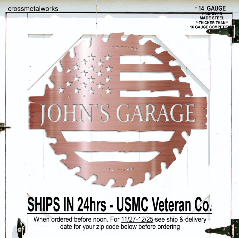 Op de afbeelding: Een koperkleurig metalen bord met de tekst "JOHN'S GARAGE" en een ontwerp van de Amerikaanse vlag. Het bord is uitgesneden in de vorm van een zaagblad. De tekst "14 GAUGE AMERICAN MADE STEEL" is ook zichtbaar.