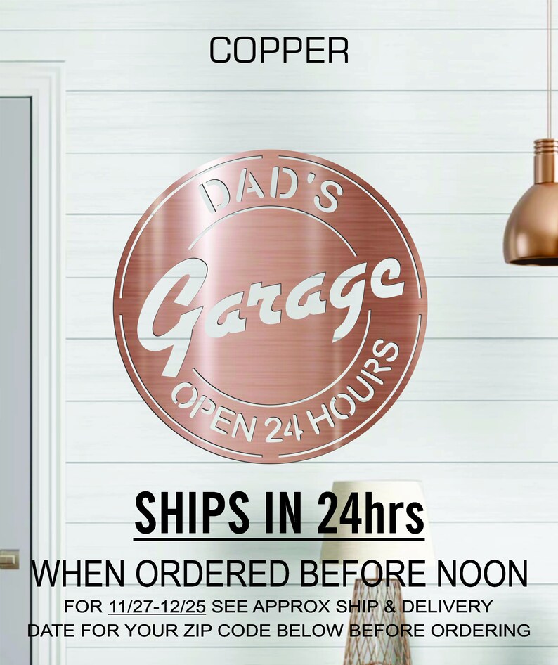 Pode incluir: Placa de metal de cobre com o texto "DAD'S Garage OPEN 24 HOURS" em um c&iacute;rculo branco. A placa tem um acabamento em ouro rosa.