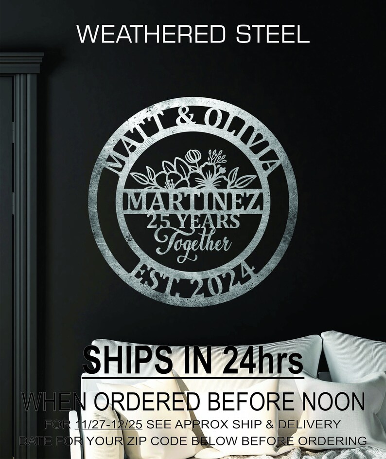 K&ouml;nnte beinhalten: Wandkunst aus verwittertem Stahl mit den Namen Matt & Olivia, dem Nachnamen Martinez und dem Text "25 Years Together EST. 2024" in einem kreisf&ouml;rmigen Design. Die Kunst weist florale Akzente auf und wird an einer dunklen Wand gezeigt.
