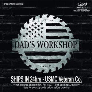 Op de afbeelding: Een metalen bord met een cirkelzaagbladontwerp, met een Amerikaans vlagmotief. De tekst "DAD'S WORKSHOP" staat prominent weergegeven. Het bord is gemaakt van 14-gauge Amerikaans staal, dikker dan 16-gauge concurrentie.