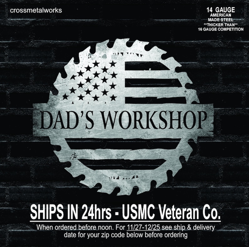 Op de afbeelding: Een metalen bord met een cirkelzaagbladontwerp, met een Amerikaans vlagmotief. De tekst "DAD'S WORKSHOP" staat prominent weergegeven. Het bord is gemaakt van 14-gauge Amerikaans staal, dikker dan 16-gauge concurrentie.