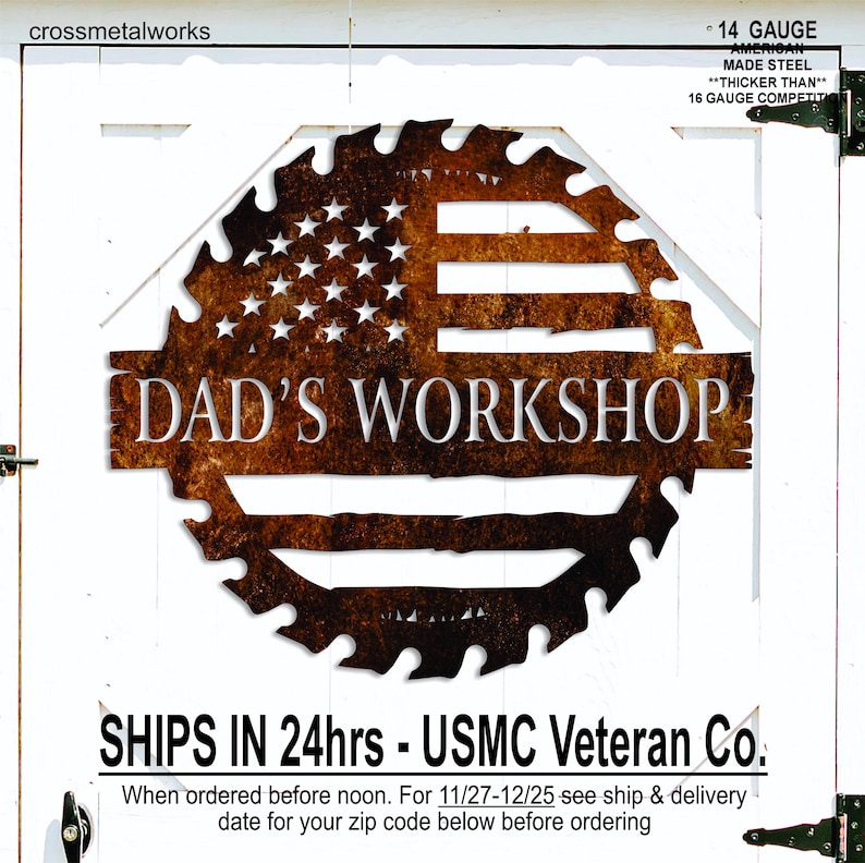 Op de afbeelding: Een metalen bord met een rustieke afwerking, met de tekst "DAD'S WORKSHOP" in vette letters. Het ontwerp bevat de Amerikaanse vlag in een zaagblad vorm. Het bord is gemaakt van 14-gauge Amerikaans staal.