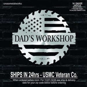 Op de afbeelding: Een metalen bord met de tekst "DAD'S WORKSHOP" in een verweerde lettertype, tegen een zaagbladontwerp met een Amerikaans vlagmotief. Het bord is gemaakt van 14-gauge Amerikaans staal, dikker dan 16-gauge competitie.