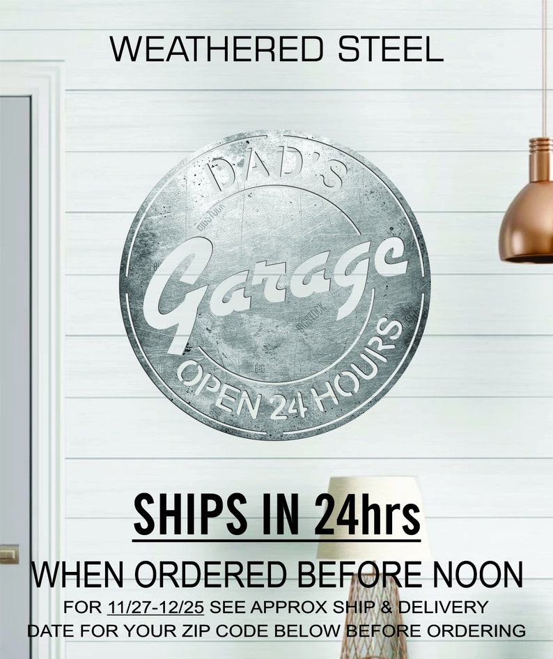 Pode incluir: Uma placa de a&ccedil;o desgastado com o texto "DAD'S Garage OPEN 24 HOURS" em letras brancas. A placa tem um visual desgastado e vintage, perfeito para uma garagem ou oficina.