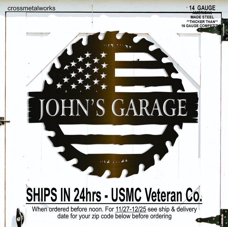 Op de afbeelding: Een zwart metalen bord met de tekst "JOHN'S GARAGE". Het bord heeft een Amerikaans vlagontwerp met sterren en strepen, omlijst door een zaagblad vorm. Gemaakt van 14-gauge staal. Het bord is op een witte deur gemonteerd.