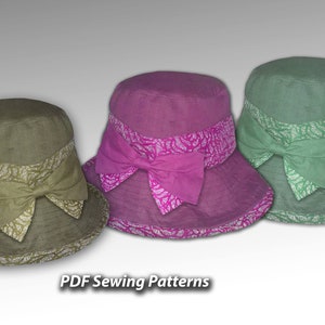 Op de afbeelding: Drie zonnehoeden met verschillende kleuren stof en gepatroneerde versiering. De hoeden zijn groen, roze en bruin. De hoeden hebben een brede rand en een strik aan de voorkant. De tekst "PDF Sewing Patterns" staat onderaan de afbeelding.