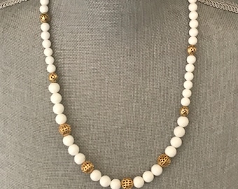 Vendôme Necklace: Graduated White Beads & Textured Gold-Tone Beads - Mid-Century Elegance