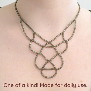 Graue Bib-Halskette mit Silbereinzug. Versilberte Kette & Verschluss. Perlen Kragen Halskette, Perlenarbeit rocailles Halskette, Freiform Halskette