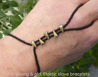 Gold and black Vexolo beads. Reversible elastic slave bracelet. Beaded Bracelet ring. Hand jewellery. Finger bracelet. Ring bracelet.