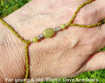 Natural SERPENTINE, elastic lime green gemstone slave bracelet. Crystal bracelets ring. Semi precious stone finger bracelet. Hand jewelry.