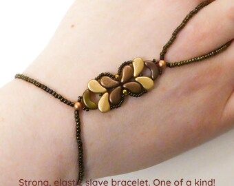 Copper brown and pale gold pearl Paisley Duo. Antique iris pearl Arcos beads. Rose gold mini RounDuo beads. Strong elastic slave bracelet.