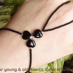 Svarta glashjärtan. Elastiskt slavarmband med strass. Fingerarmband. Fingerarmband. Handsmycken. Ringarmband. Handarmband.