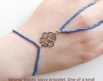 Blue metallic beads. Nickel free silver colored metal connector. Silver plated metal beads. Elastic slave bracelet. Beaded ring bracelet.