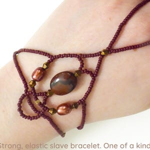Natural JASPER crystal and freshwater pearls. Elastic gemstone slave bracelet. Hand finger jewelry. Semi precious stone hand jewellery.