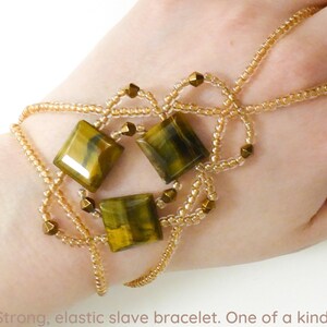 Natural TIGERS EYE, elastic gemstone slave bracelet. Crystal bracelets ring. Semi precious stone finger bracelet. Handjewelry. Ring bracelet