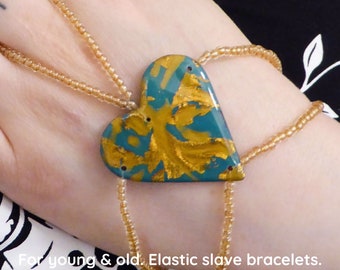 Green & gold polymer clay heart. Elastic slave bracelet. Bracelet ring. Hand jewellery. Finger bracelet. Ring bracelet. Hand finger bracelet
