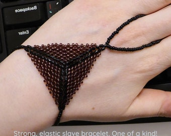 Amethyst & black elastic slave bracelet. Beaded hand finger jewelry. Beadwork finger bracelet. Hand jewelry. Ring bracelet. Hand bracelet