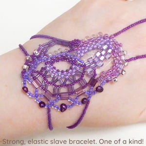 Free form purple elastic slave bracelet. Beaded stretchy bracelets ring. Beadwork finger bracelet. Hand jewelry. Hand chain. Ring bracelet.