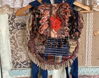 Mochila de retalhos de jeans reciclado com franjas