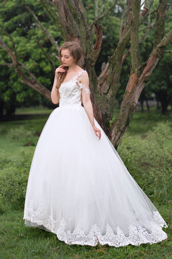 Used Lace Princess Wedding Dress Open Back, Size 4US/6US - Etsy Israel