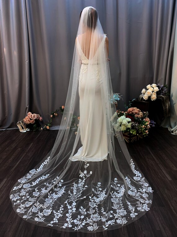 Leaf Embroidered Bridal Veil: Chapel Length, Artificial  display picture 1