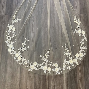 Short Bridal Veil | Floral Lace Edge With Pearls. SVRP62301C