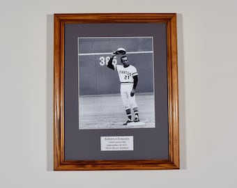 Autographed photo of Roberto Clemente who was a Hall of Fame