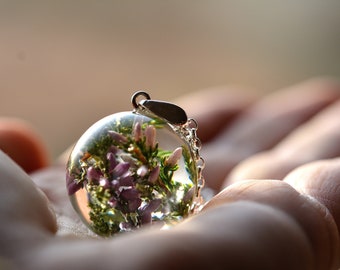 Resin Pendant with Real Heather (Calluna vulgaris), Real Plant Jewellery, Heather Necklace, Gift for Her. Sphere 2.5 cm. Chain 45 cm.