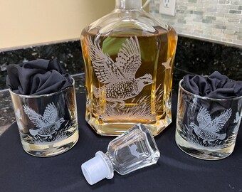 Sand-Carved Quail Decanter: Hunter Gift with Optional Glasses