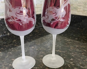 Sea Turtles Swimming with coral and ocean bottom matched set deisgn is a full wrap engraving on 2 16 oz. Wine glass