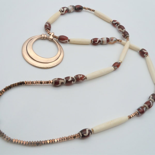 Pendentif cercle en bronze fait main pour sautoir beige et marron , ethnique, bohème, agates porte chance du Tibet.