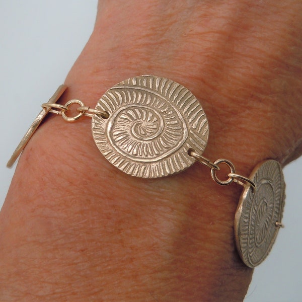 Bracelet en bronze doré fait main sequins motifs fossile .