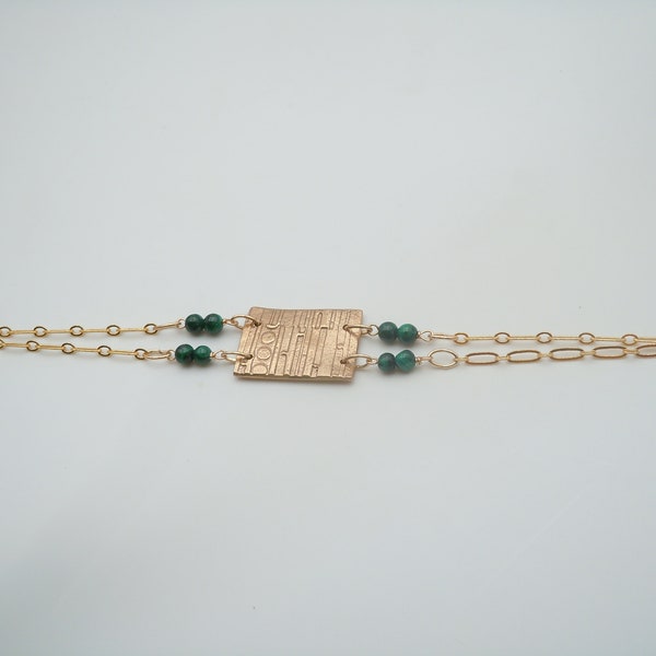 Bracelet fin chaînes plaqué or 3 microns  avec malachites, rectangle de bronze fait main.
