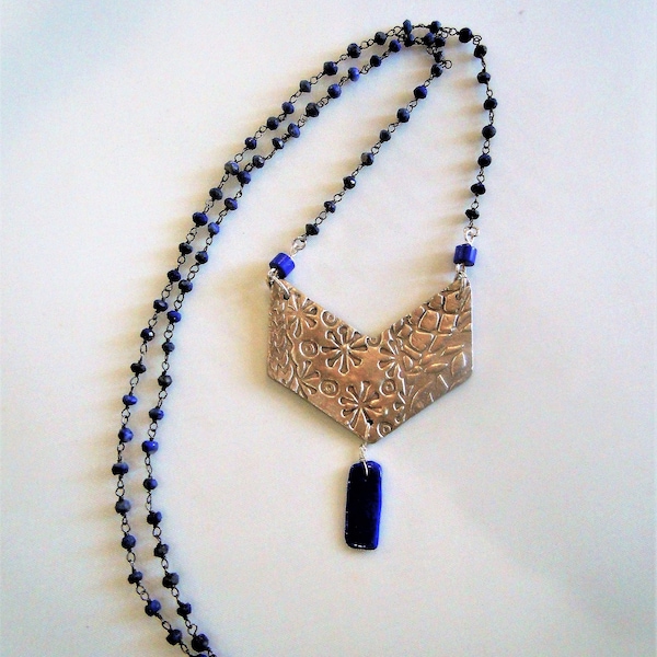 Collier fin pierres bleus avec pendentif argenté en bronze blanc fait main, style minimal, géométrique.