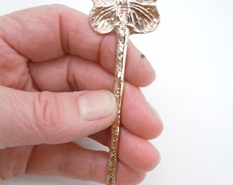 Handgefertigter Haarstab in Schmetterlingsform aus Bronze, Haaraccessoire, Haarknotenstab.
