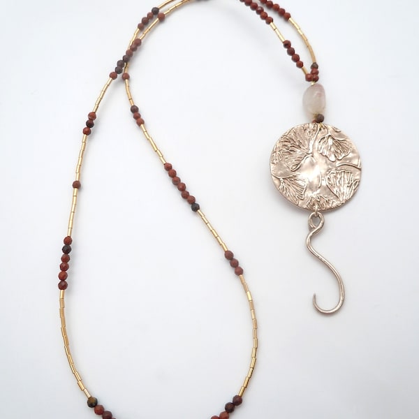 Collier fin petits jaspes rouges perles or,pendentif rond en bronze doré fait main motif feuilles de gingko.