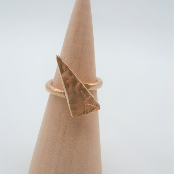 Bague triangle en bronze doré fait main taille française 57.Bijou artisanal en pâte de métal.