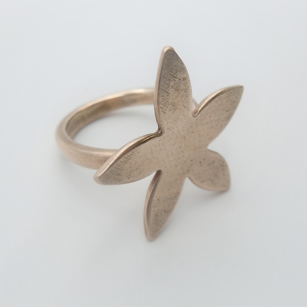 Bague fleur bronze fait main taille française 56 et 1/2.