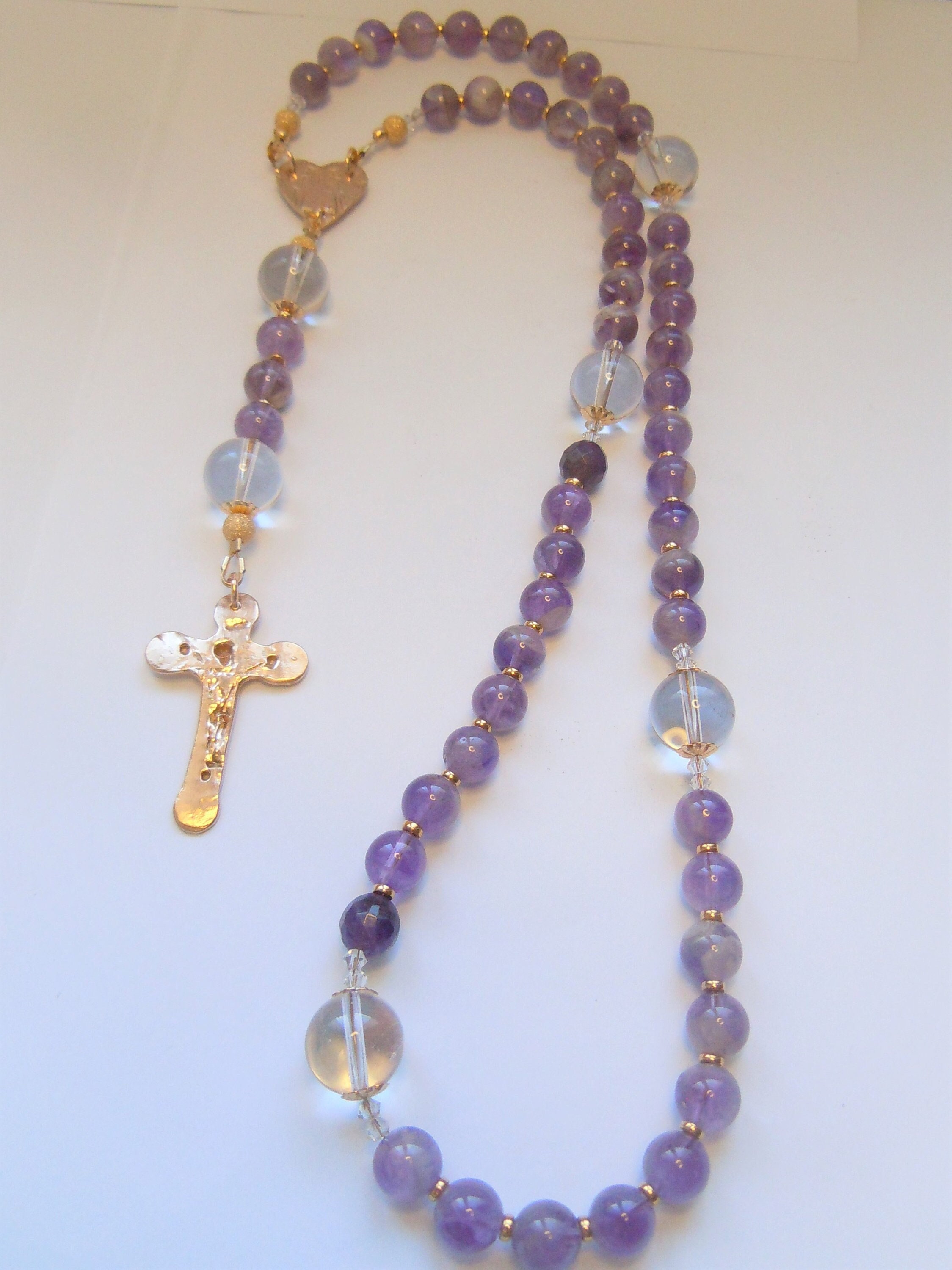 Chapelet avec Crucifix en Bronze Doré Fait Main Améthystes et Cristal de Roche, Gold Filled 14 Carat