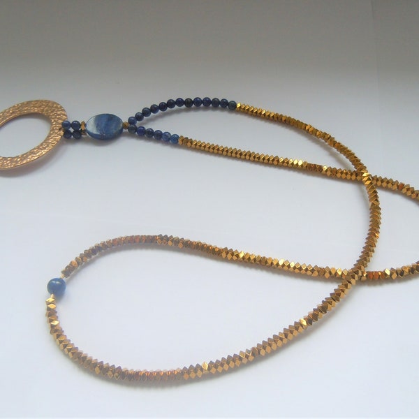 Collier doré lapis lazuli , pendentif forme géométrique, anneau de bronze rond fait main.